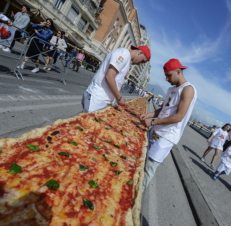 Pizza più lunga del mondo a Napoli al via la sfida