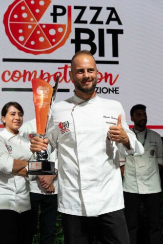 Festa dei Granai Riccardo Tamburrano _ Il vincitore di Pizza Bit Competition 2024_ con il Trofeo